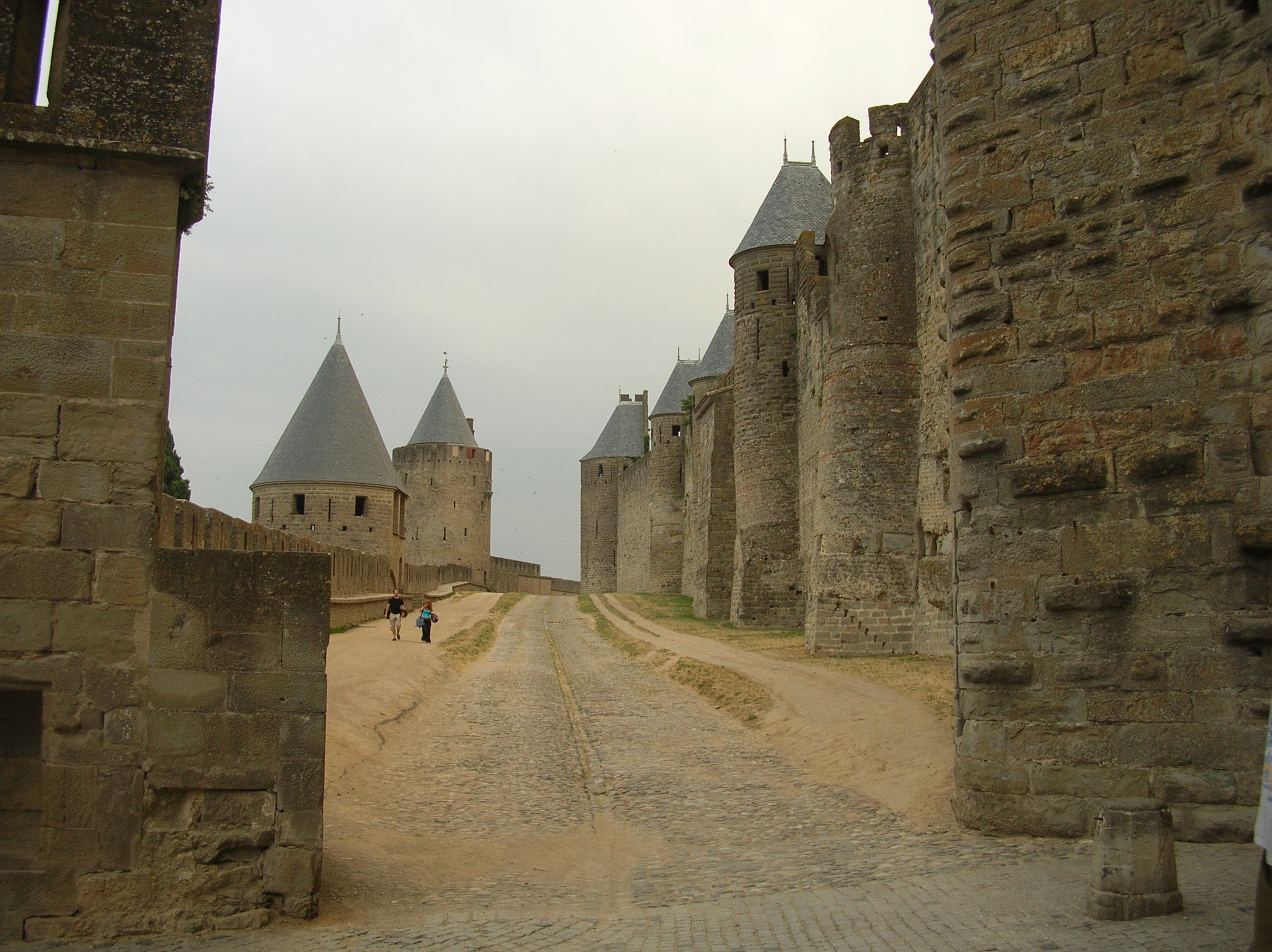 Photos de Larges Allees Le Long Des Remparts De Carcassonne