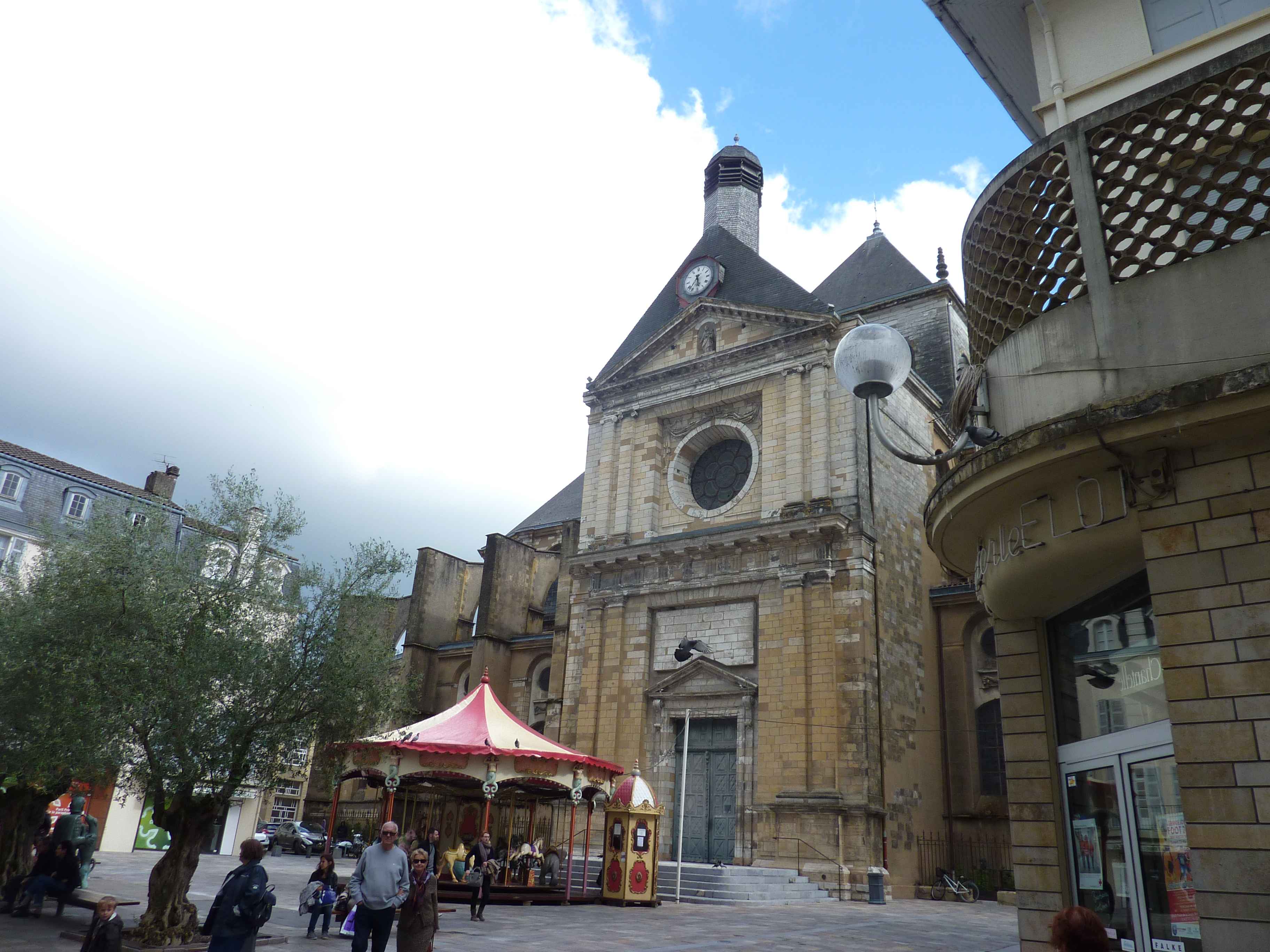 Photos de Place Sur Le Cote De L Eglise De Dax