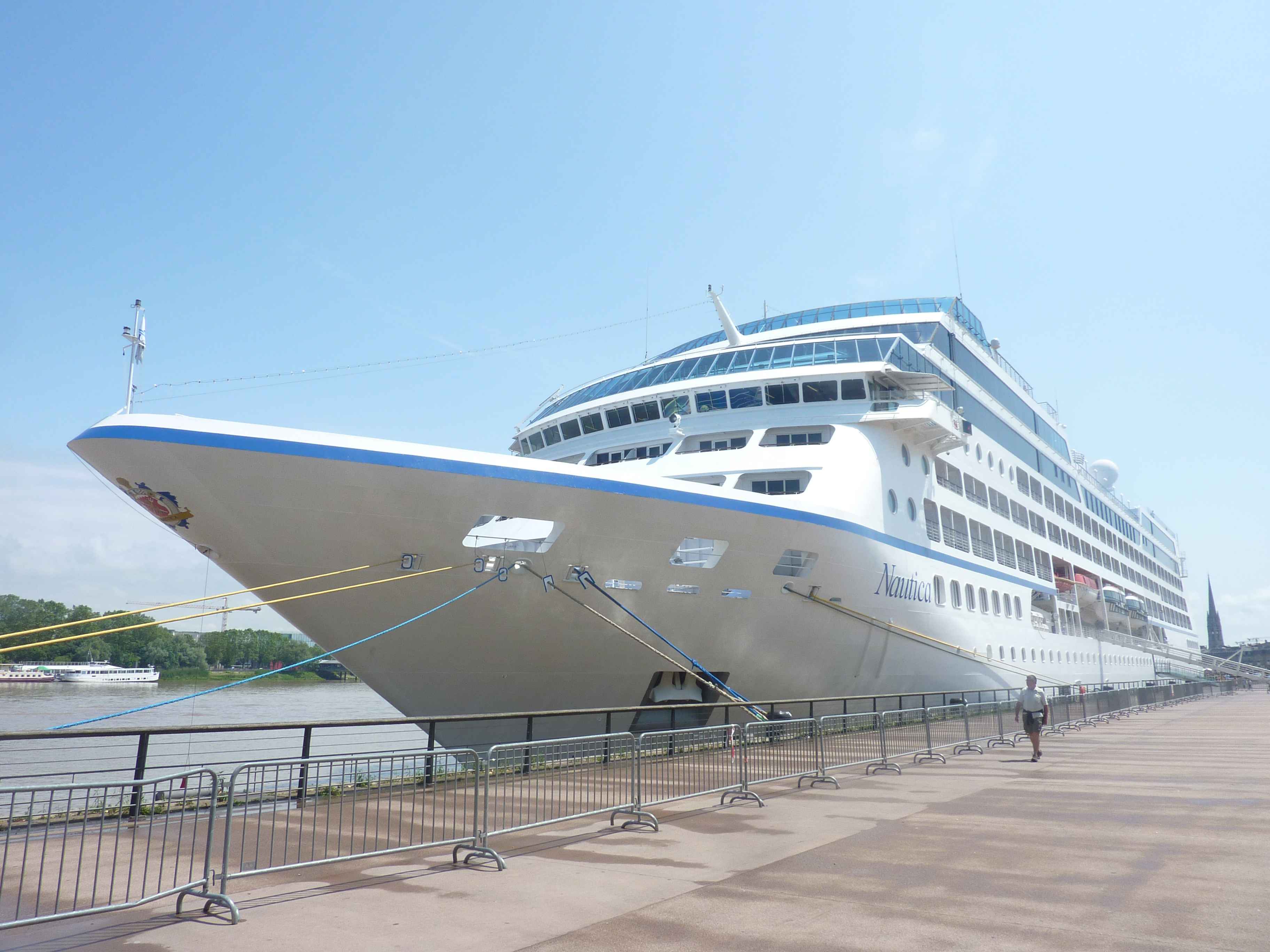 Bateau monumental sur les quais de Bordeaux